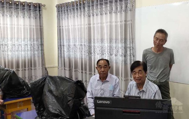 曼德勒孔教學校總校長尹正榮、副校長張朝剛及秘書長冷煜東親自觀看線上教學情況。