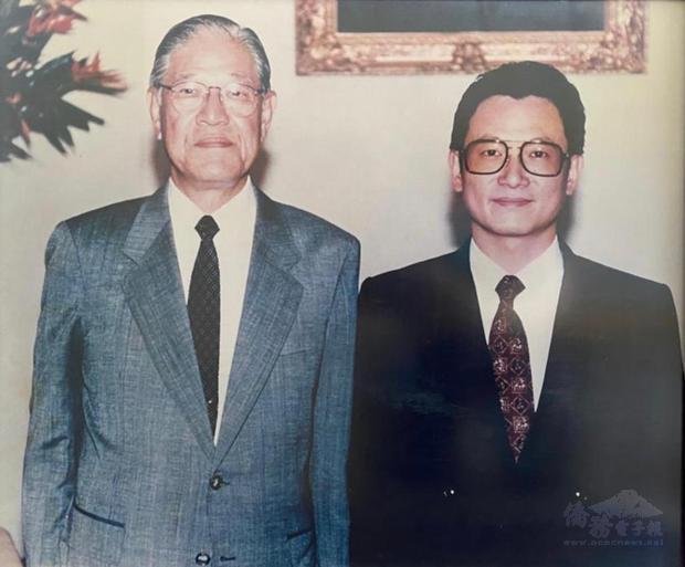 李芳信(右)昔日與李前總統合影。