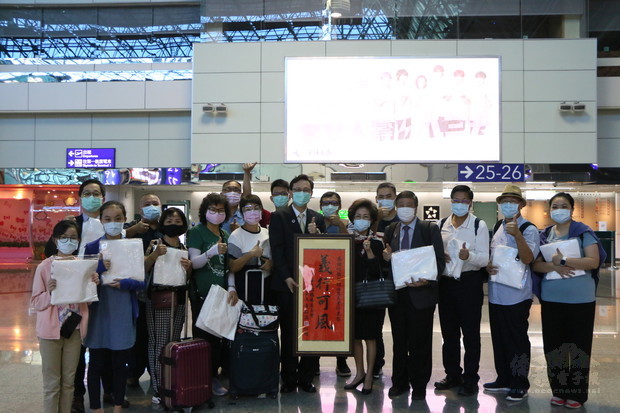 僑委會委員長童振源致贈匾額感謝何素珍協助旅泰僑胞及僑臺商返泰。