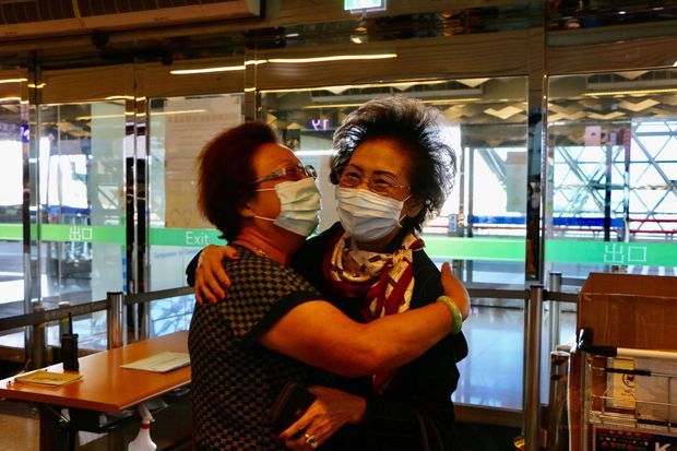 僑胞一看到何素珍(右)，感謝得緊緊向前擁抱。