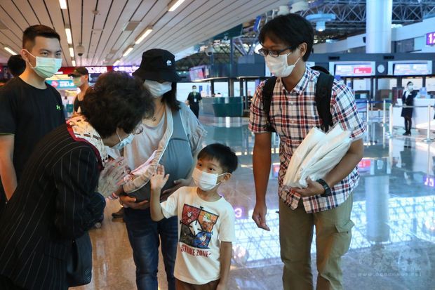 何素珍溫暖的問候搭乘專機的一家人。