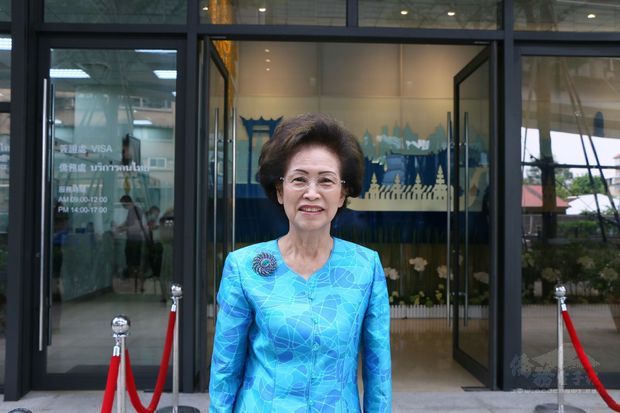 何素珍長期協助政府推動僑務及國民外交的工作，2019年獲僑委會頒發玉山僑務專業獎章。