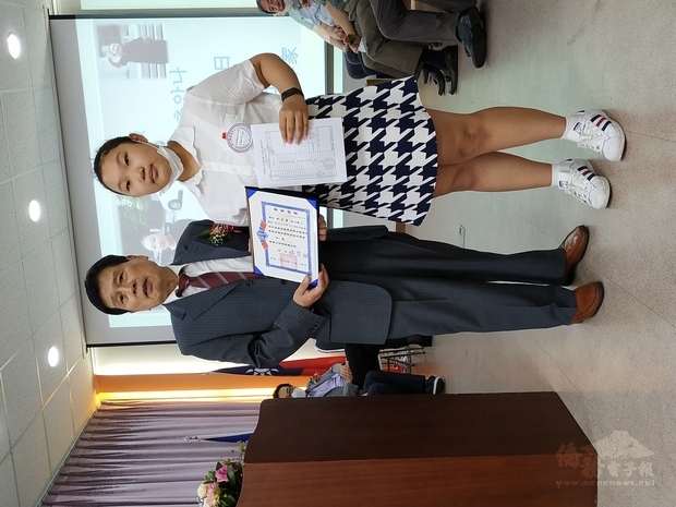 校長秦嗣義頒發畢業證書。