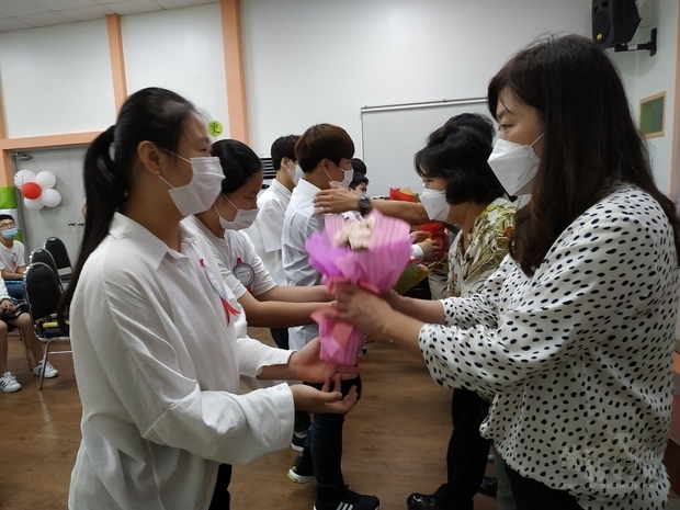 畢業同學特別準備花束獻給師長,感謝6年來的照顧與教誨。