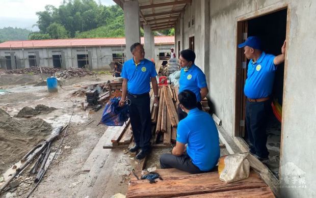 緬北果文文教會考察苗圃行動援建納底果興學校校舍進度。