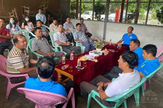 緬北果文文教會楊振茂會長等人與戶里果民學校教職員座談。