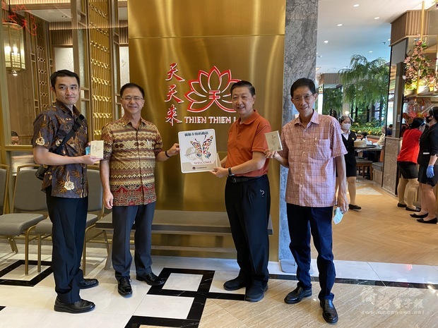 許俊湧、汪樹華、黃賢安、譚自強在僑胞卡特約商店-「天天來餐廳」合影,黃賢安歡迎大家天天來吃飯 喝茶聊天。