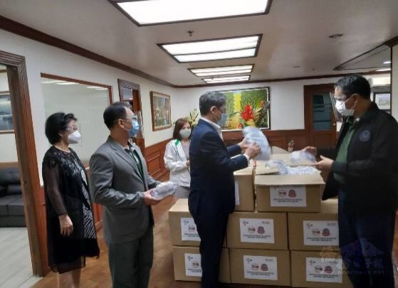 菲律賓臺灣工商總會和菲律賓海巡署附屬基金會捐贈物資包括外科口罩,醫用護目鏡和面罩。