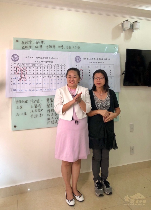 林詩萍(左)與周莉麒接受會員恭賀。