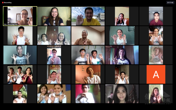 永光法師〈第2排圖中〉與菲律賓佛光山光明大學師生合影。(王永鑫提供)