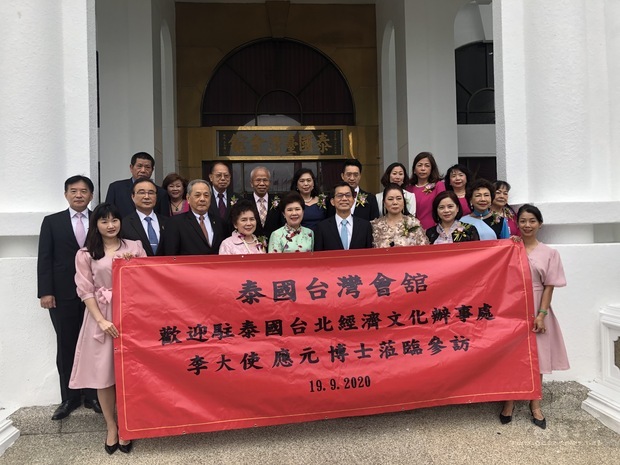 李應元(中)、黃信雄(前排左二)、蘇林妙芬(前排左三)、林何佩娟(前排左四)、黃員教(後排左三)、張峰豪(二排左二)。