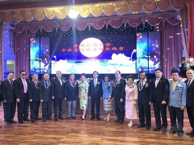 晚會合影留念。
