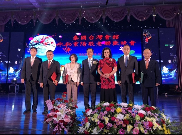 頒發僑務榮譽職聘書後與僑務榮譽職人員合影留念。