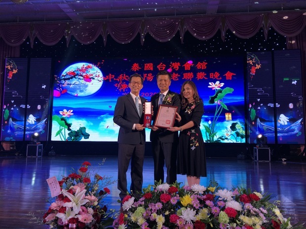 李應元代表頒贈客家獎章(證書)予章維斌。