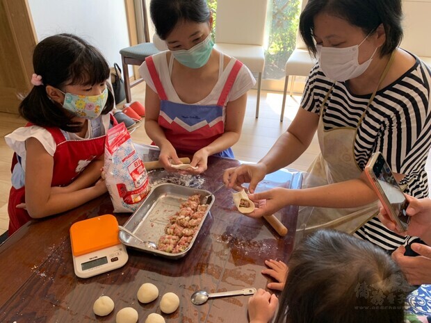 劉玥伶老師教作水煎包。