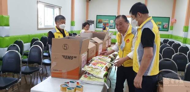 志工將各界捐贈物品打包，分送20戶清寒華僑。