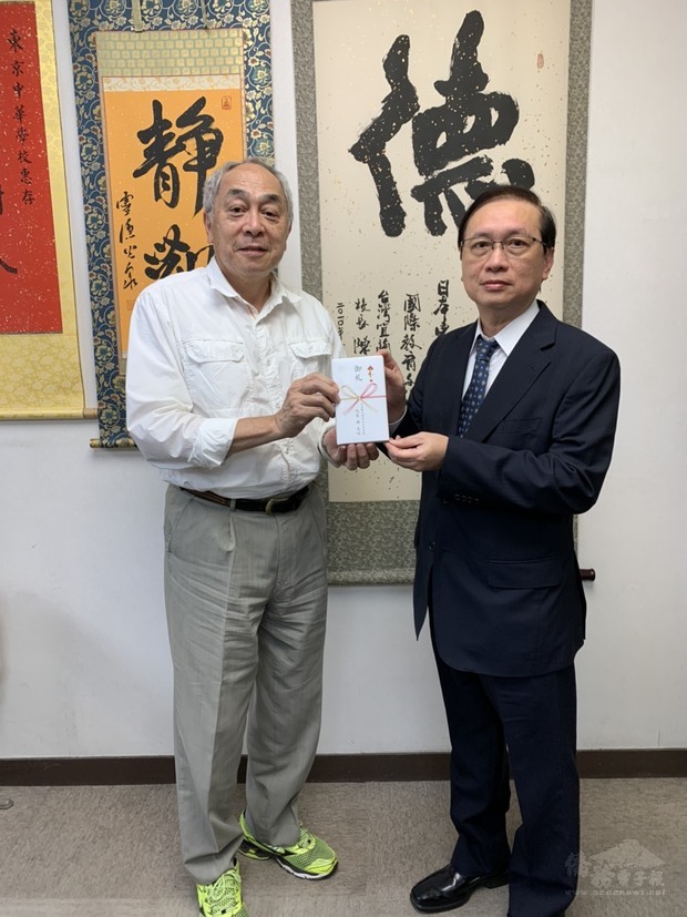 劉劍城(左)代表接受謝長廷致贈的教師節禮卷。