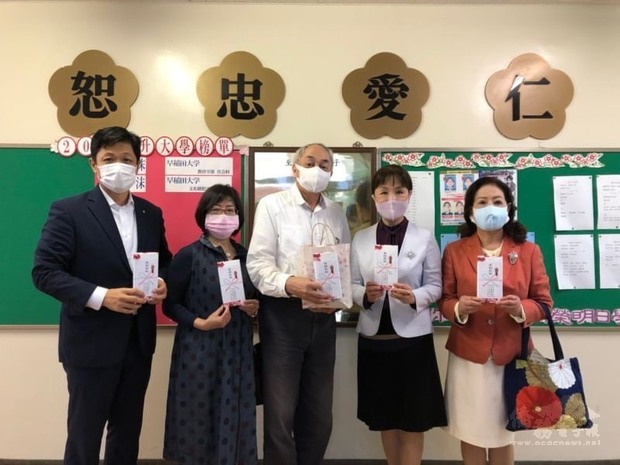 關東地區僑領赴東京中華學校致贈教師節禮品。