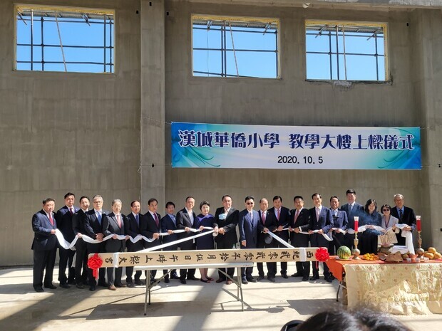 與會貴賓共同見證奠基上樑儀式。