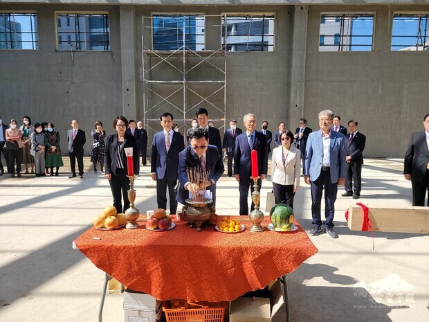 唐殿文祈福祝禱。