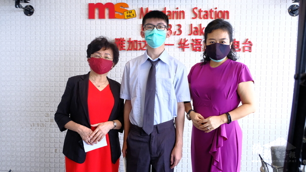 培民學校督學潘月淑(左)、吳麗娟(右)、學生許辰安(中)、合影。