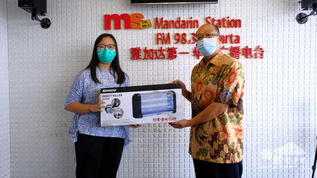 黃家鴻(右)、頒發獎品給第2名陳美玉(左)。