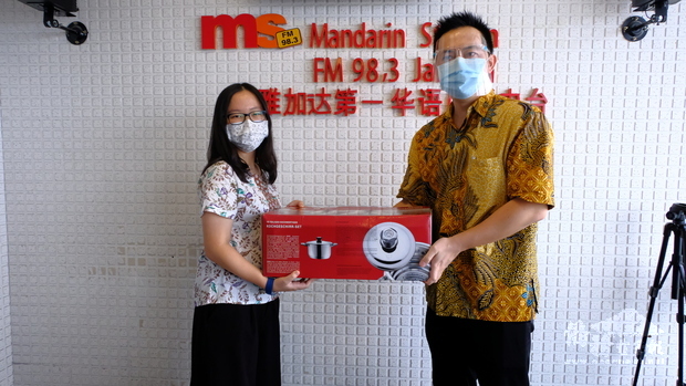 陳逸凡(右)、頒發獎品給第1名趙瑜安(左)。