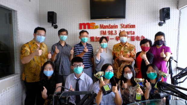 華商經貿聯合會、師生、家長、合影。