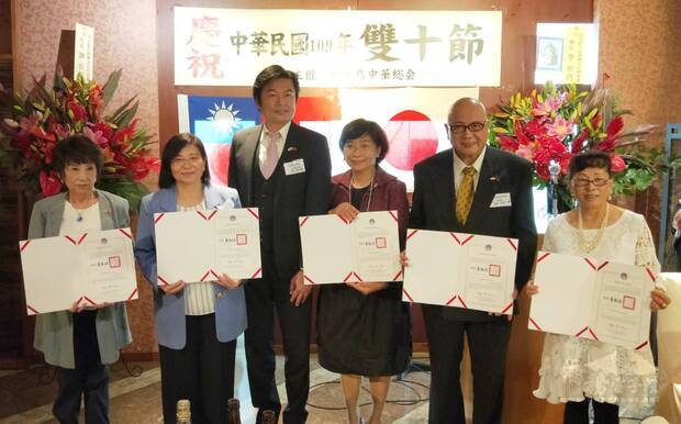 李世丙代頒僑委會賀狀予新廣島中華總會幹部。