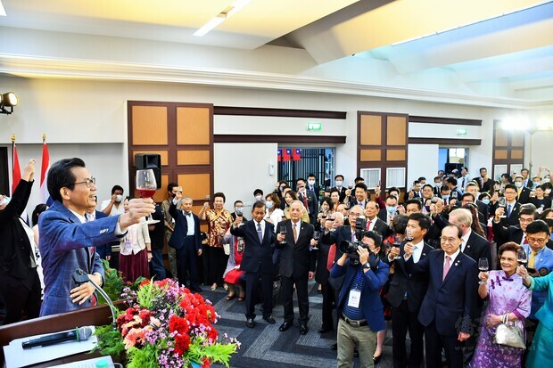 駐泰代表處在館舍舉辦「中華民國109年雙十國慶茶會」，150餘名嘉賓出席。