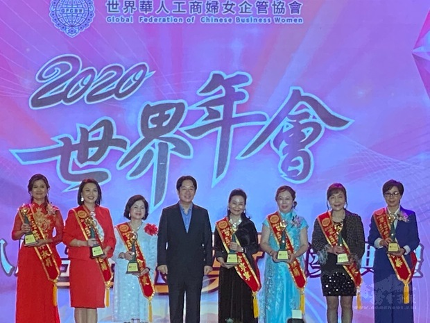 俞秀霞創會會長(左三)自賴清德副總統手中接獲獎座。