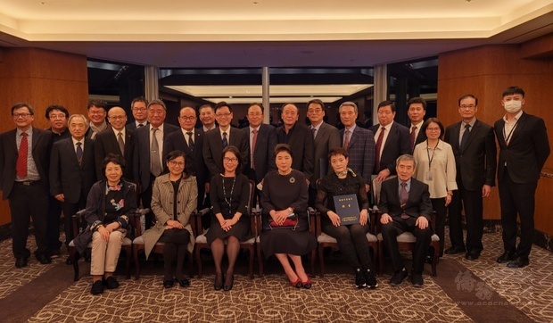 駐韓國代表處10月21日華僑節頒發僑務委員會僑務榮譽職聘書。
