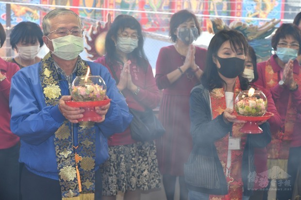 蔡明耀夫婦一同出席參拜。