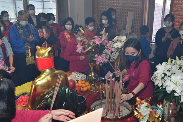慶典吸引不少信徒前來參拜。