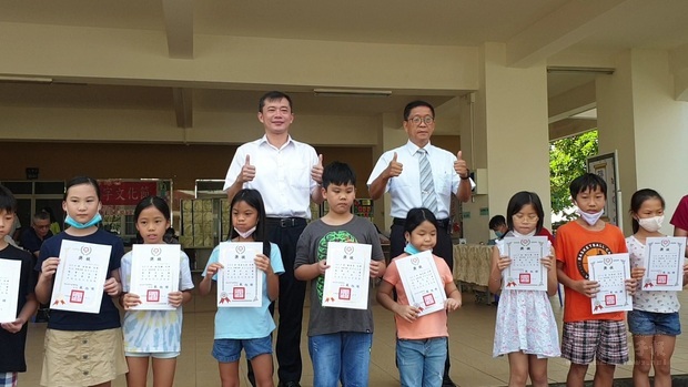 戴旭璋（後排右）、游凱全（後排左）與漢字硬筆字比賽獲獎同學合影。