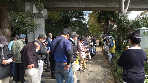 慈濟日本分會於代代木公園旁發送物資。