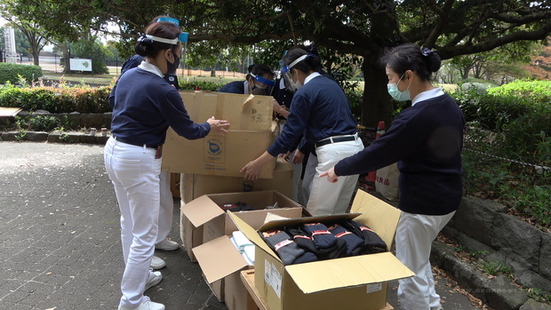 除了食物外，慈濟日本分會也準備毛衣毛毯等保暖衣物。