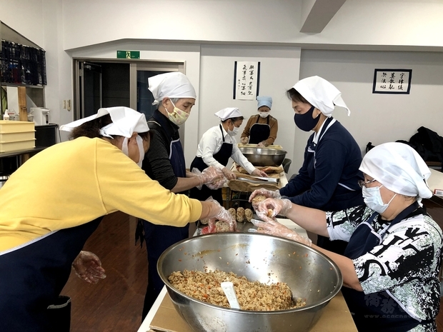 志工們一早就在廚房集合準備。