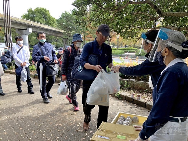 慈濟日本分會送飯糰和水果。