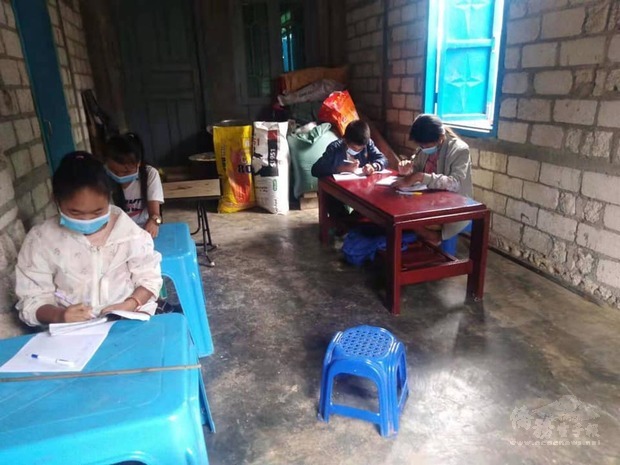 弄曼果菁學校到府教學採取小班教學。