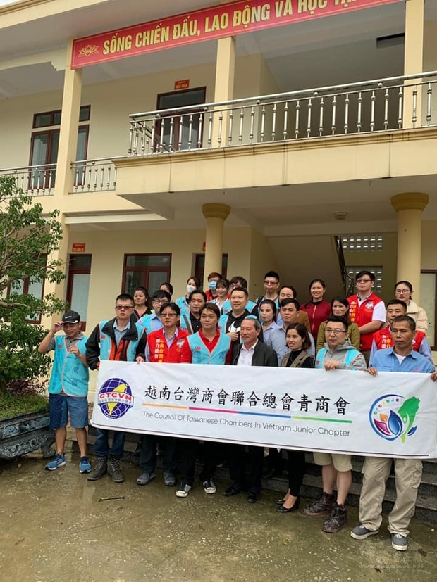 越南青商會愛心團隊與受贈單位合影。