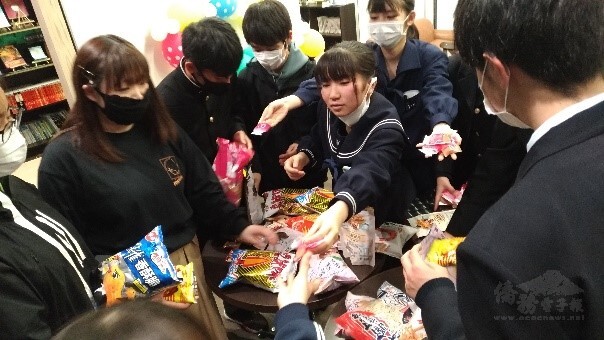 由桃園高中所寄來的臺灣零食。很多都是在日本所沒見過的包裝，活動結束後大家爭先恐後地拿取。