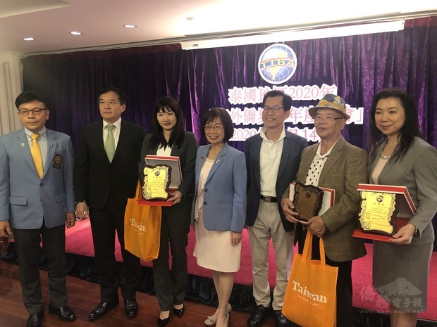 李應元與三位主講者合影。