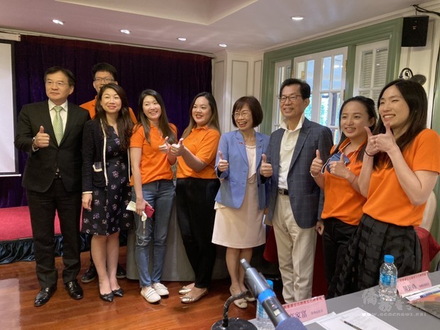 李應元與青商幹部等人合影。