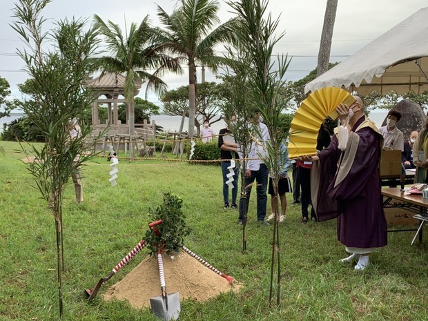 法師誦經祈福。