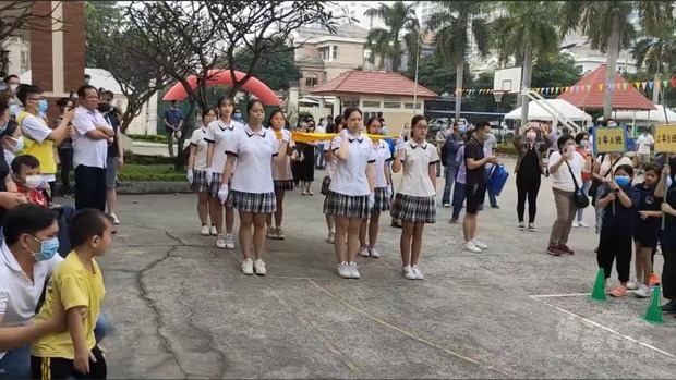 胡志明市臺灣學校儀隊迎校旗進場。