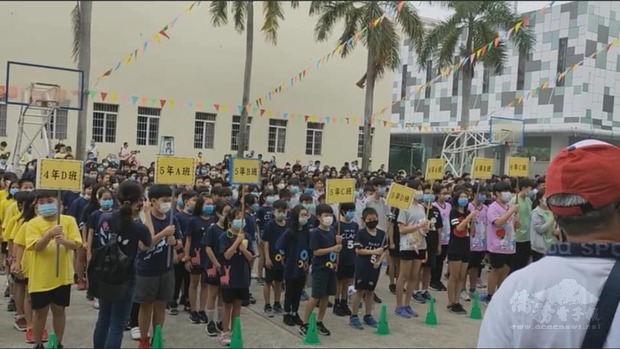 胡志明市臺灣學校學生列隊參加校慶。