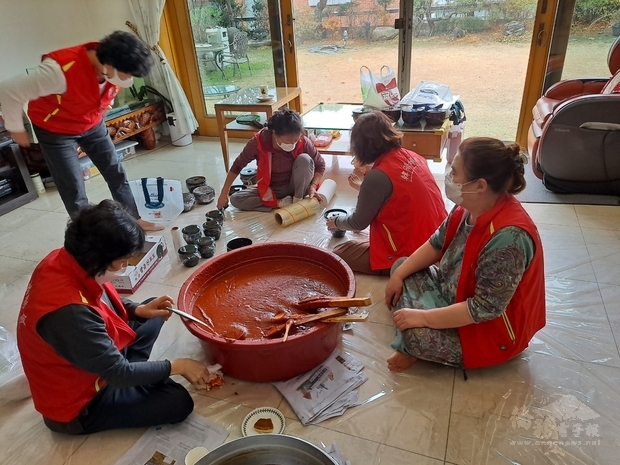 將製作完成的韓式辣椒醬盛入韓式小缸。