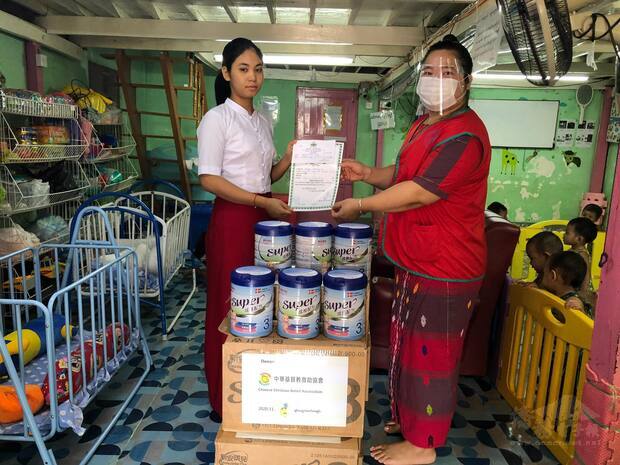 愛緬基金會志工將愛心奶粉送到仰光市郊區的Khain Hnin Wai孤兒院。
