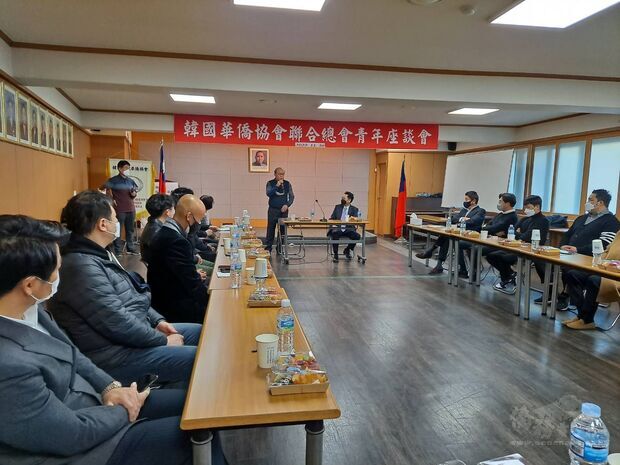 李寶禮主持青年座談會。